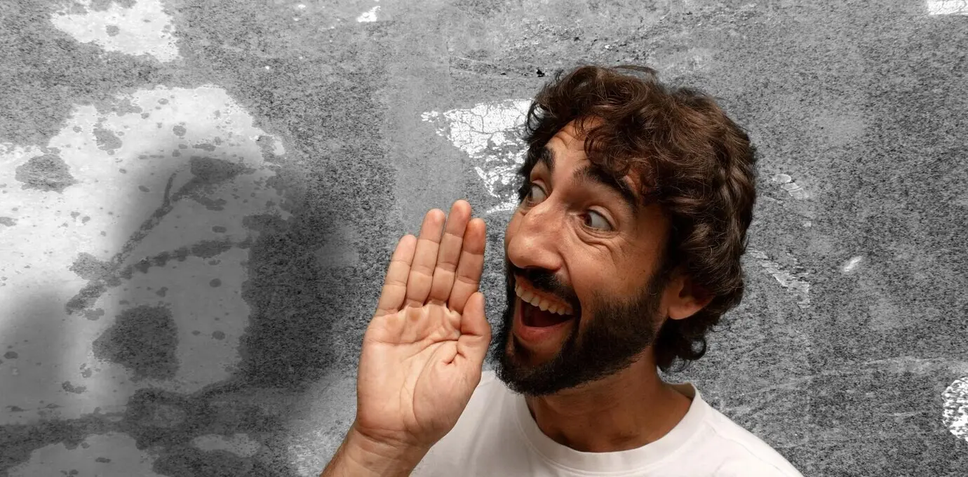 Profilansicht, sieht glücklich und aufgeregt aus, schreit und ruft zum seitlichen Freiraum für Text.